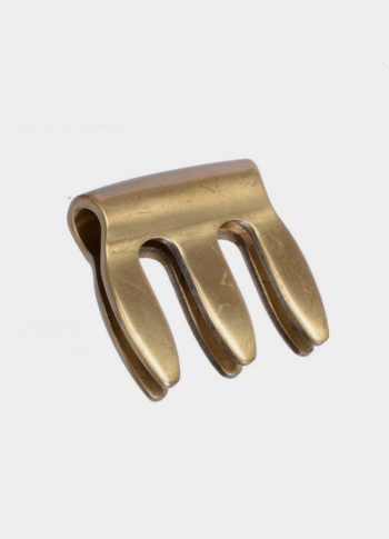 Sourdine de violon en métal. Facile à mettre en place, elle limite très fortement la transmission des vibrations au niveau du chevalet. En métal, elle est très durable et vous accompagnera pendant de longues années.